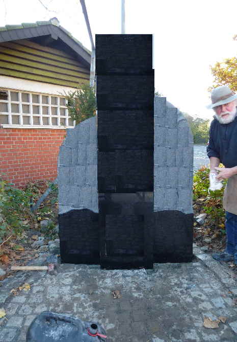 Das Ehrenmal mit Herrn Birkhoven